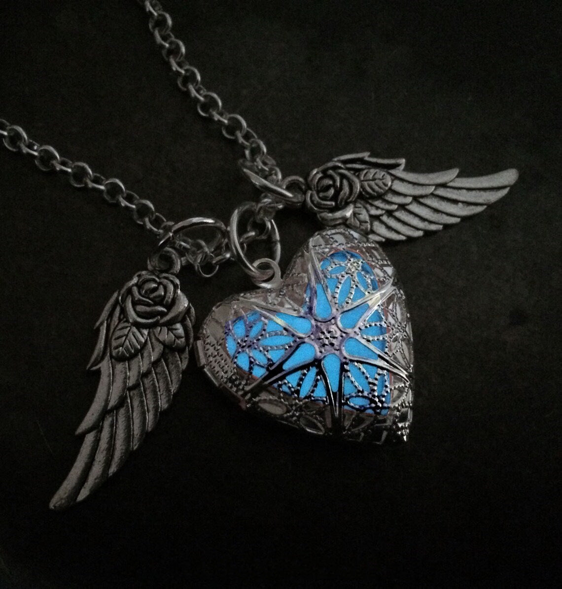 Cierro luminoso de la forma del corazón al por mayor con collares de aleación de alas de rosas